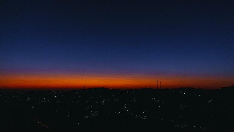 Sterne über einer Stadt bei Nacht