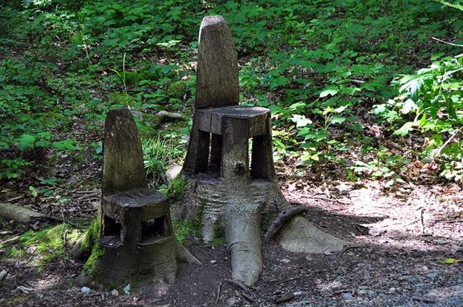 Stühlchen, aus einem Baumstumpf gesägt.