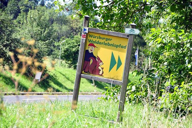 Wegweiser zum Walderlebnispfad