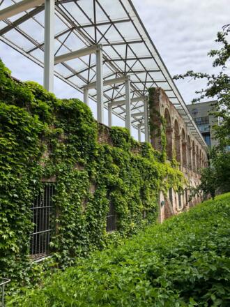Das bewachsende Hofgartenbrunnwerk als Anbau an die bayerische Staatskanzlei