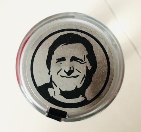 Vom Deckel des Monaco Gin grinst der Monaco Franze