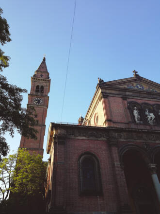 Eingang und Turm der St. Ursula Kirche