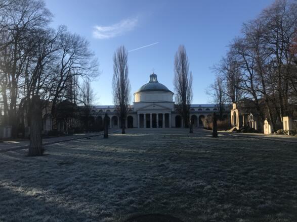 Die imposante Trauerhalle des Ostfriedhofs