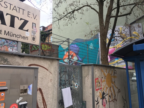 Street Art von u.a. HRNX am Bolzplatz der Glockenbachwerkstatt