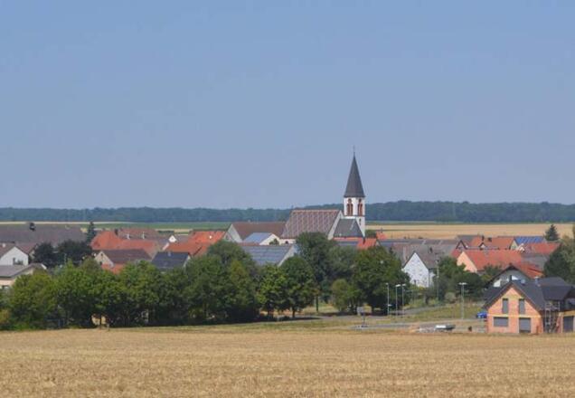 Blick auf Bernsfelden mit der Pfarrkirche St. Franziskus