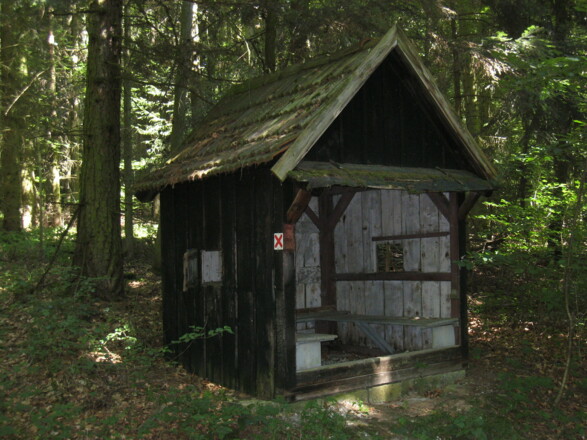 Hütte im Hachtel-Wald zwischen Großrinderfeld und Gerchsheim
