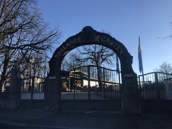 Blick auf das Tor vom Paulaner am Nockherberg