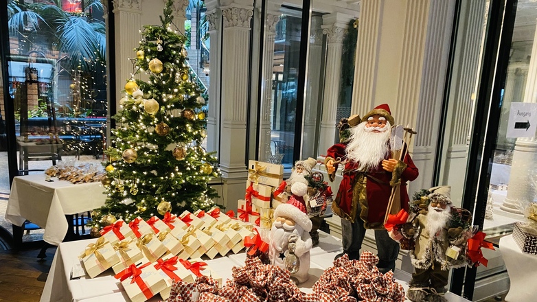 Weihnachtsdeko und gebrannte Mandeln