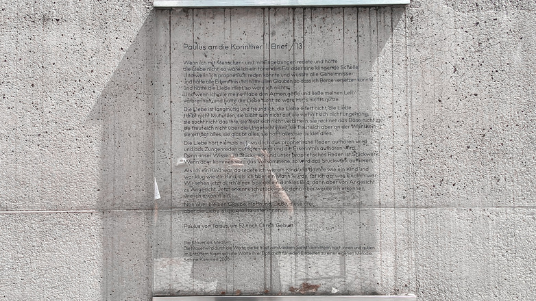 Paulusbrief am Eingang der Pfarrei