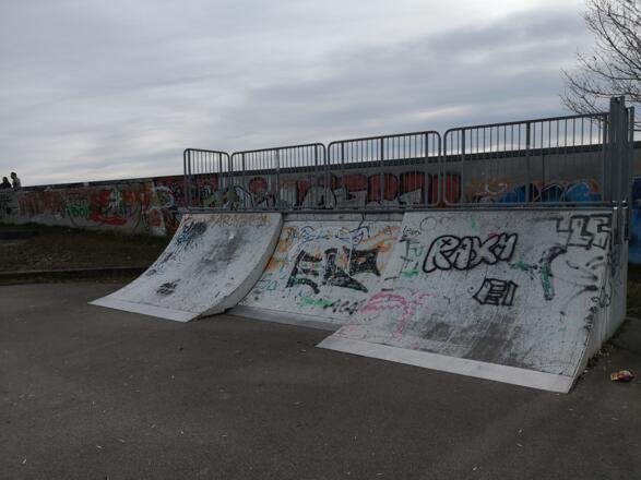 Doppelseitig Quaterpipe + Wallride + Plattform