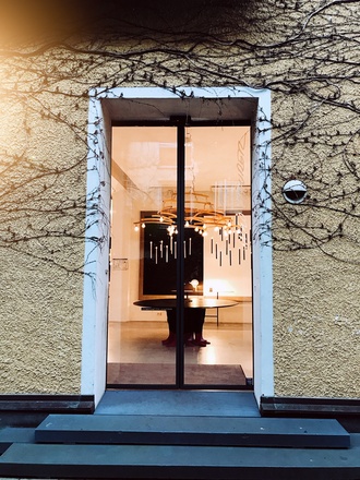 Warmes Licht im Eingangsbereich des Showrooms