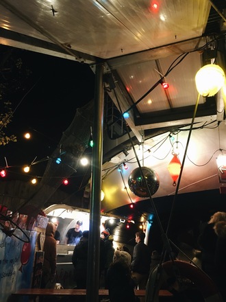 Food Truck am Weihnachtsmarkt 'Sternenflotte'