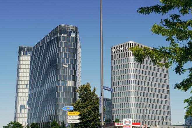 Sky Tower (l.h.), White Tower (r.), Blue Tower (l.), Star Tower (Hintergrund)