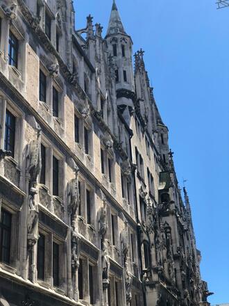 Die Fassade des Rathauses zeigt Münchner Originale