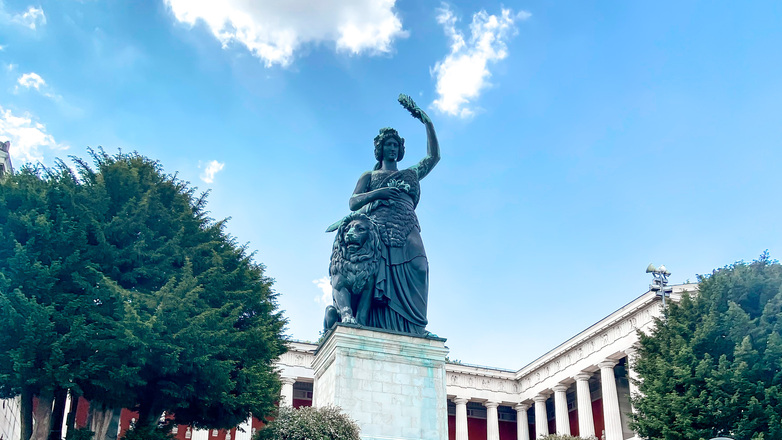 Bavaria-Statue mit der Ruhmeshalle im Hintergrund