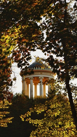 Monopteros Herbst Blätter
