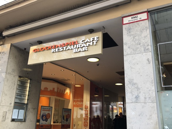 Eingang zum Café Glockenspiel