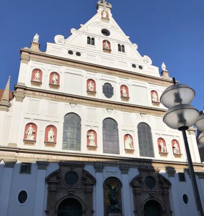 Blick auf St. Michael Kirche - Neuhauser Straße 6