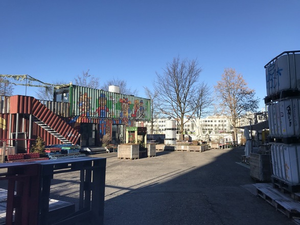 Container im Werksviertel-Mitte mit Blick auf den Ostbahnhof