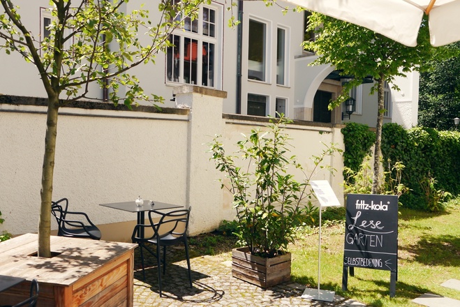 Lesegarten im Café Mon