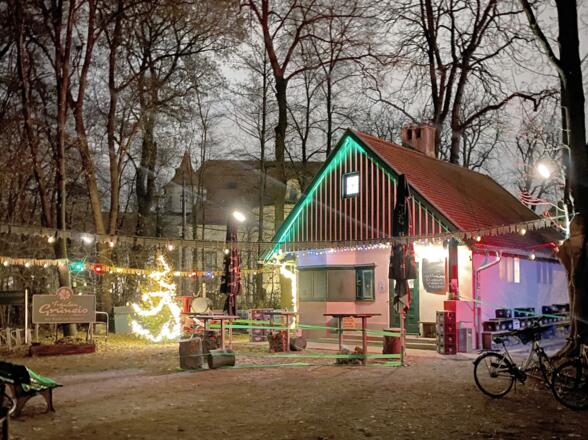 Fräulein Grüneis mit Weihnachtsdeko