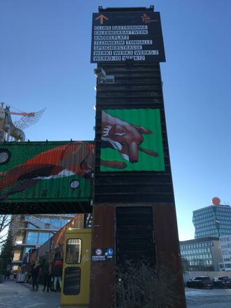 Bunter Wegweiser im Werksviertel-Mitte