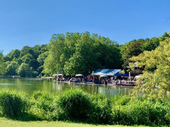 Blick aufs Café von dem gegenüber liegenden Ufer