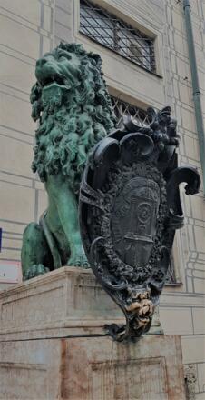 Löwen vor der Residenz mit Glücksbringer