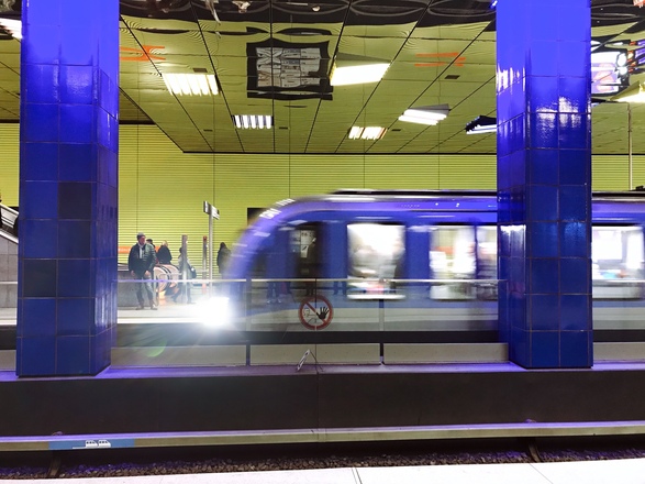 U-Bahn Münchner Freiheit: Design von Ingo Maurer
