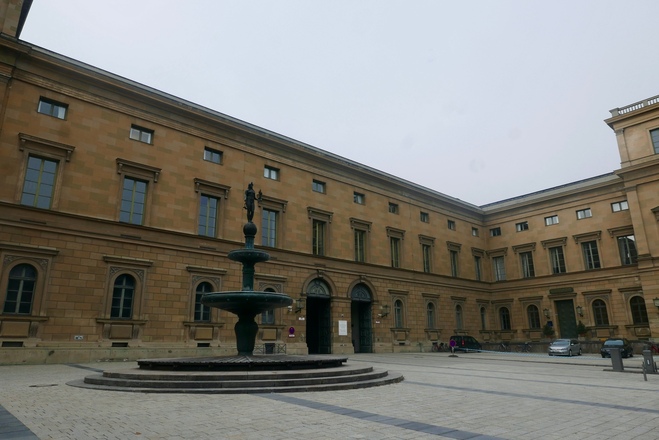 Zugang zum Brunnenhof