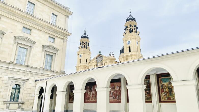 Wandgemälde mit Theatinerkirche im Hintergrund
