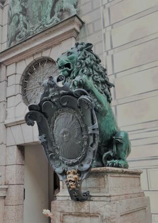 Löwen vor der Residenz