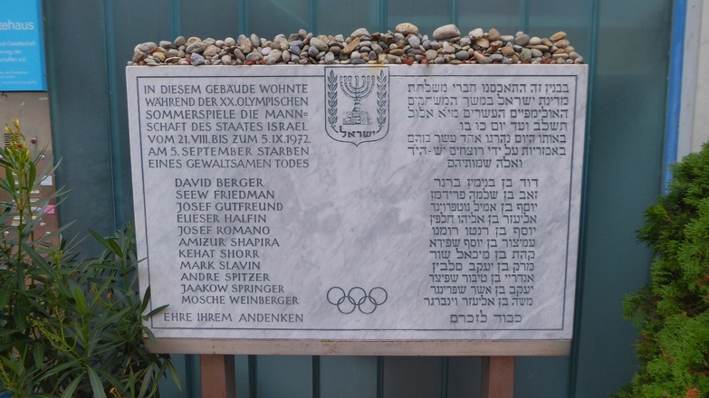 Gedenktafel in der Conollystraße 31 - Schauplatz des Olympia-Attentats 1972