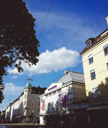 Blick vom Elisabethplatz auf die Schauburg