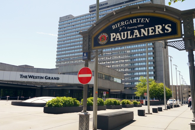 Eingang Paulaner Wirtshaus im The Westin Grand