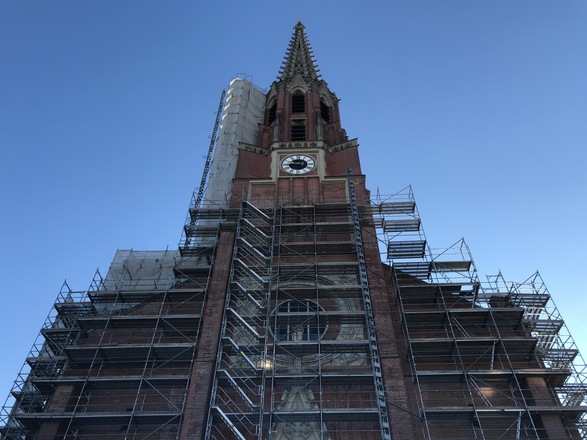 Blick auf die Mariahilfkirche von unten