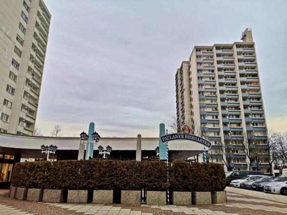 La Capannina mit Hochhäusern im Hintergrund