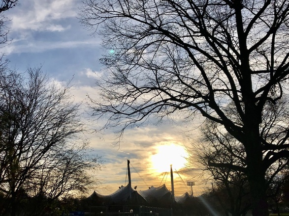 Blick vom Skatepark auf die Olympiahalle