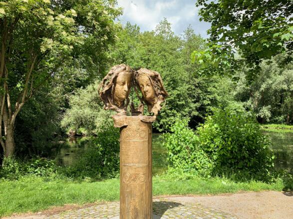 Statue Albrecht III, Agnes Bauer