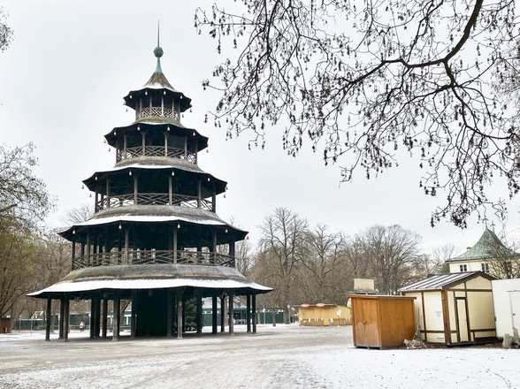 Chinesischer Turm mit Ständen