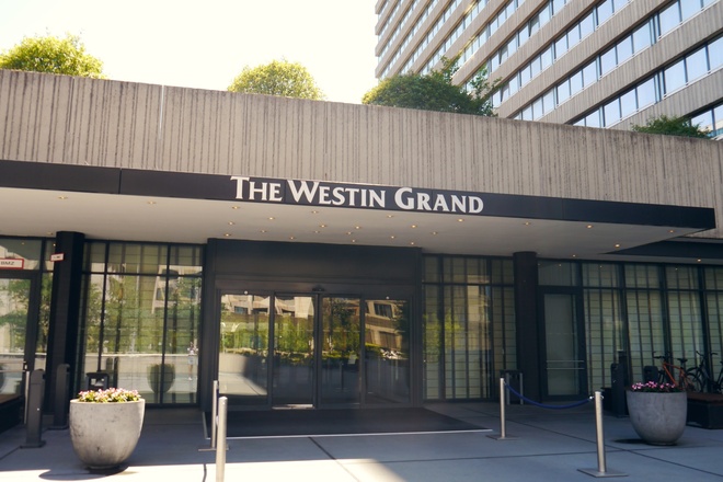 Eingang des The Westin Grand