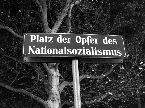Straßenschild: Platz der Opfer des Nationalsozialismus