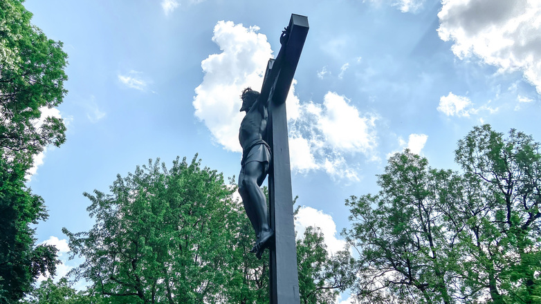 Kreuz in der Mitte des Alten Südfriedhofs