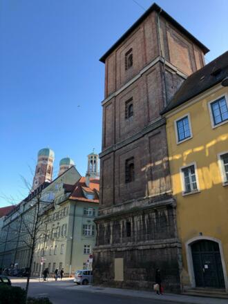 Erhaltener Turm des ehemaligen Jesuitenkollegs neben Hausnr. 1 der Maxburgstraße