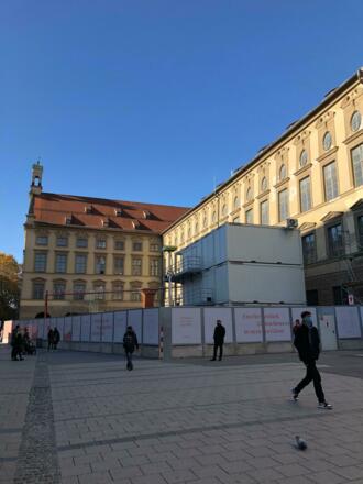 Blick auf Alte Akademie - Neuhauser Straße 8 - links neben St. Michael Kirche
