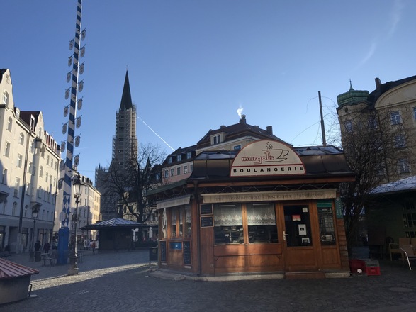 Stände und Maibaum auf dem Wiener Platz