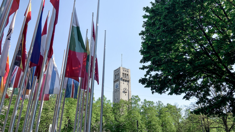 Museumsturm und Länderflaggen vor dem Europäisches Patentamt