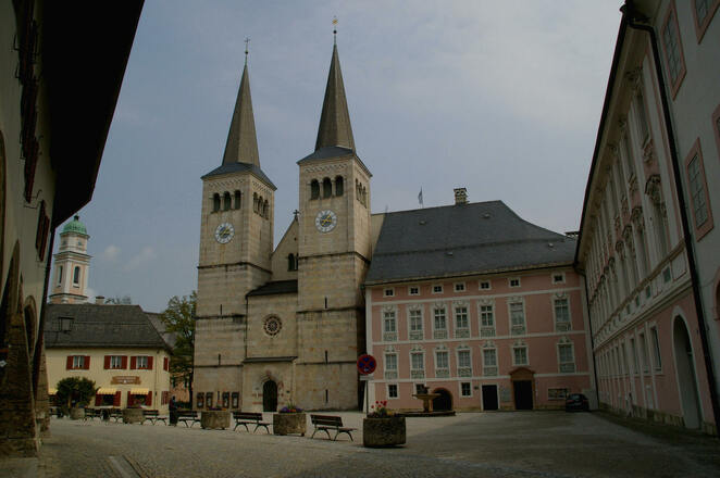 Stiftskirche mit Schlossplatz in Berchtesgarden