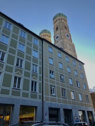 Im Hintergrund sind die Türme der Frauenkirche zu sehen