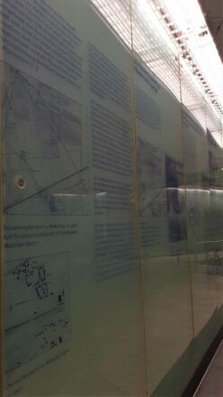 Informationstafel an den Bahnhofswänden